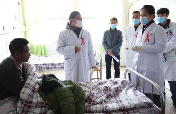 專家在布拖縣人民醫院、特木里中心衛生院查房、會診